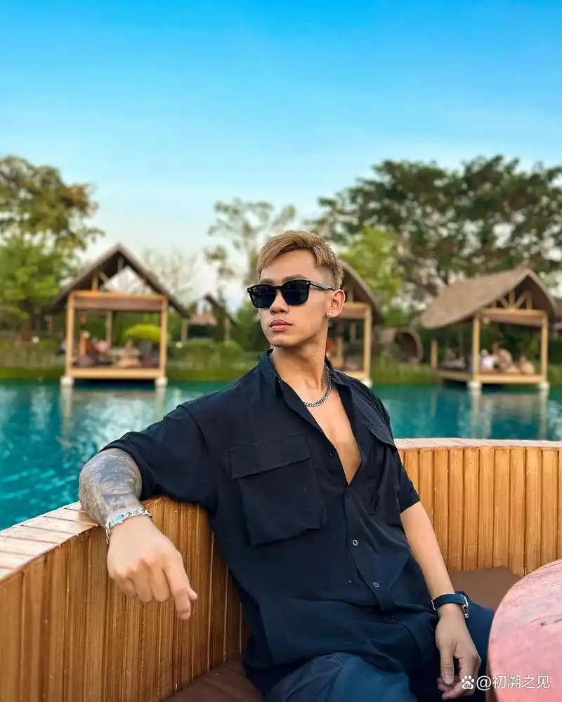 95后花臂肌肉男竟是时尚达人,古铜色的肤色尽显男人味,真撩人!