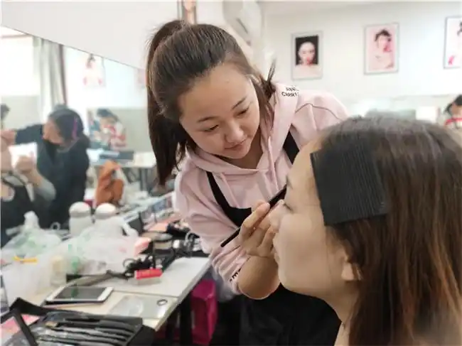 做了很多份工作还是选择了在北京学化妆