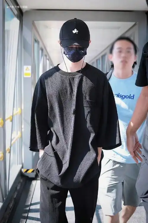 马嘉祺#机场路透96马嘉祺身穿一身黑出发去西安明天节目录制顺肋构