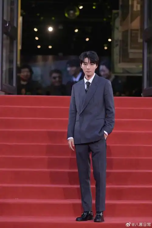 王俊凯红毯全身镜头##贾樟柯给王俊凯的惊喜