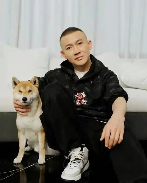 而且,聂远头发稀疏,不知是不是拍戏压力大,频繁脱发,还是上了年纪