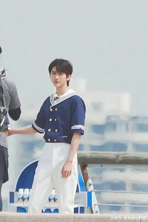 蔡徐坤大长腿水军服,满满的禁欲系男神,我又可以了哈哈哈