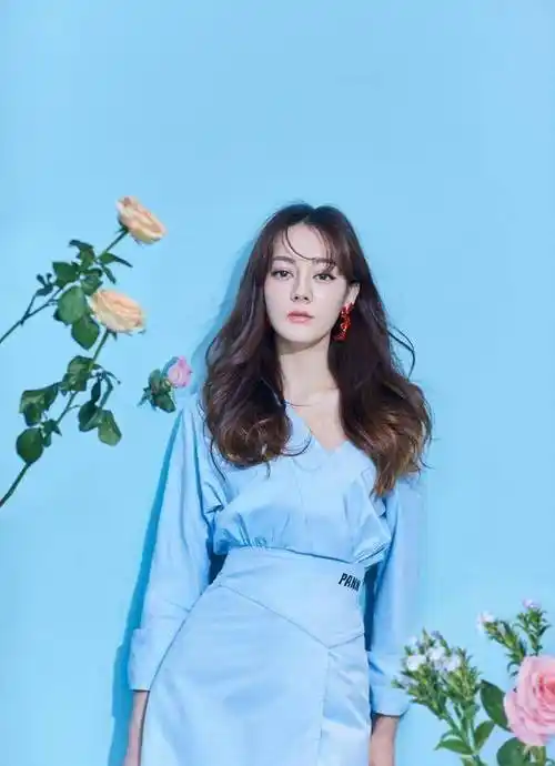 迪丽热巴星光大赏变高贵公主!