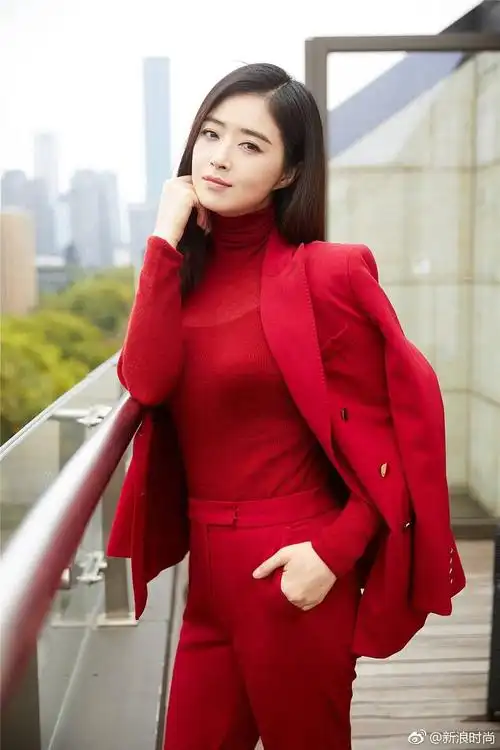 蒋欣最新写真,身材壮真的慎选红色紧身衣