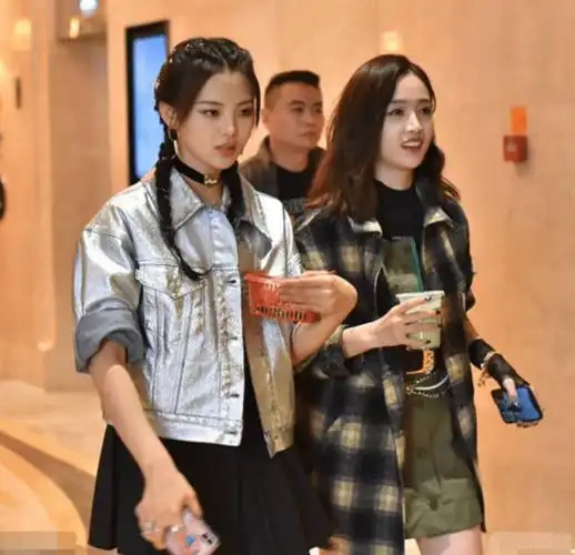 谁是"腿精"一目了然,杨超越,吴宣仪同框露腿,爱喝奶茶的反而赢了