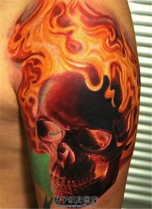 男性大臂火骷髅纹身