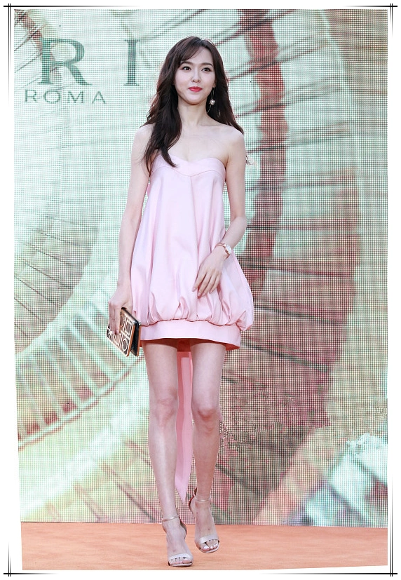 166杨幂和172唐嫣同穿粉色连衣裙身高差6cm差距也如此尴尬