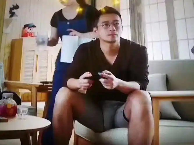 肌肉男穿超小短裤_汪小菲