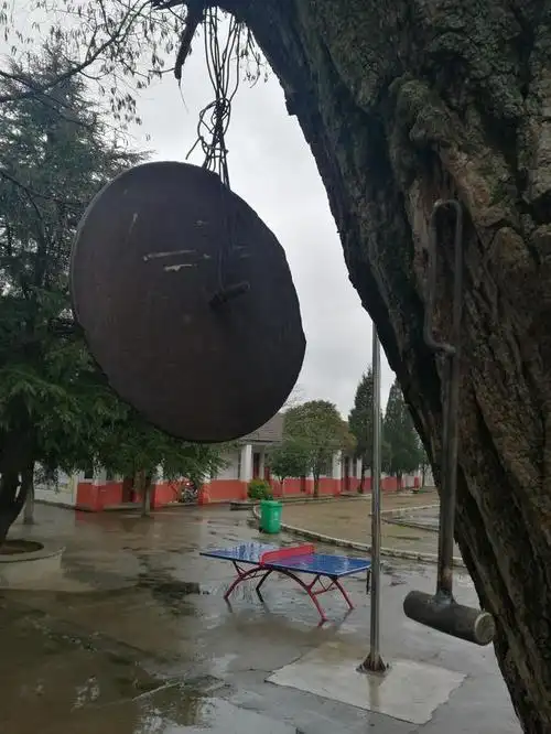 大悟县芳畈镇悟峰学校用了30多年的老式下课铃.