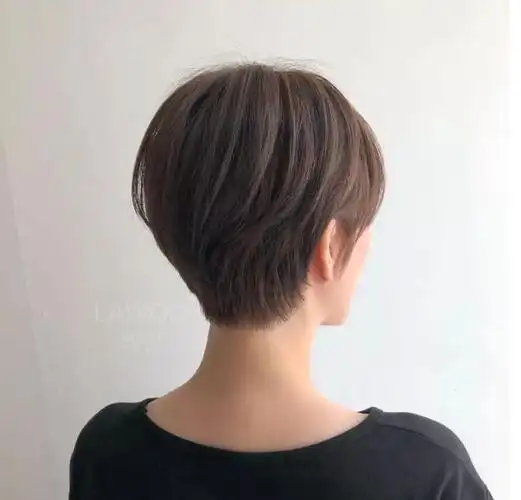 "短发脚"短发就是把后脖位置的头发剪得相对比较短, 甚至有些女士喜欢