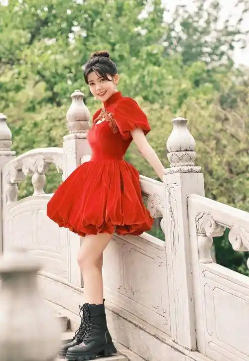 要说赖美云这身造型最大的问题就是鞋子的搭配,黑色的马丁靴虽然率性