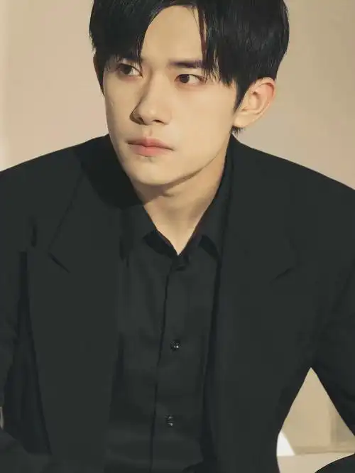 易烊千玺西装鲨