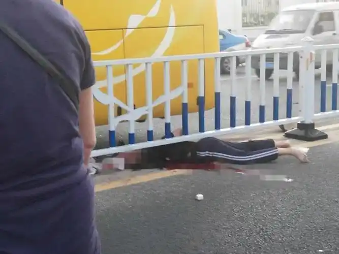 据现场微友了解,肇事车辆为一辆黄色客车,死者为一名身着校服裤的女性