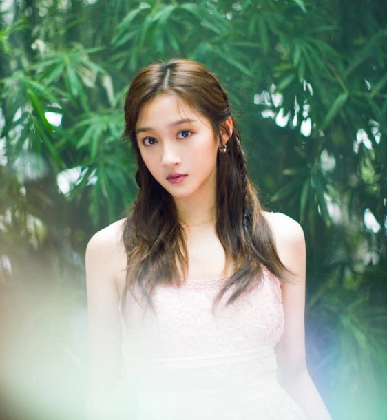 关晓彤身穿粉色吊带薄纱裙出席活动修长直发扎小辫显得青春活力