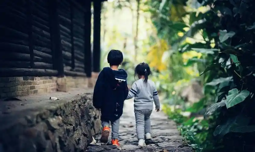 原创青梅竹马用唯美浪漫的情窦初开演绎悲苦写实的宿命哀歌