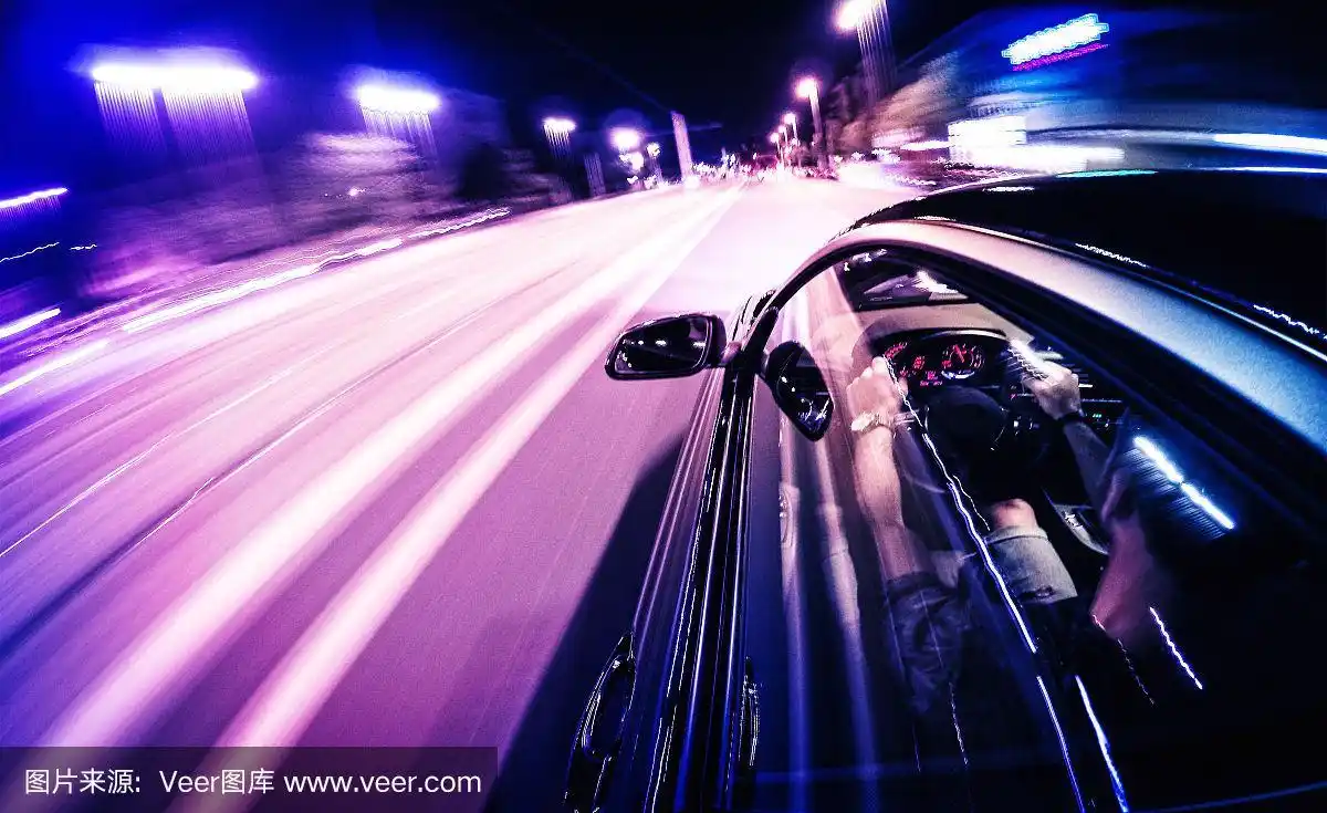 晚上疯狂的开车兜风