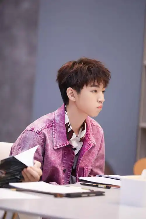 王俊凯工作室更博发新图内部试听会本周继续