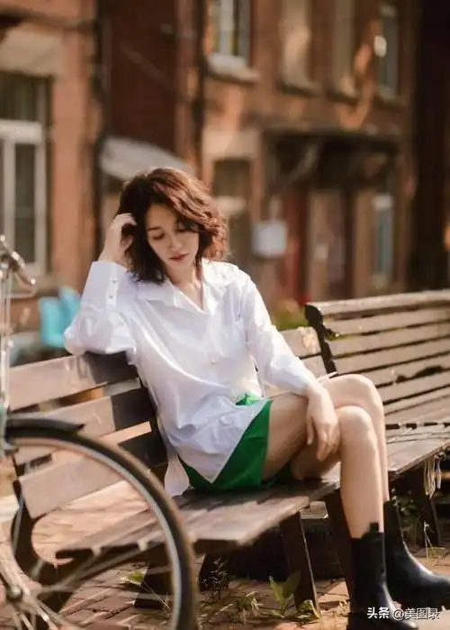 李小冉新剪了齐肩发年轻10岁,穿卡通t恤 牛仔裤,嫩得像换了个人