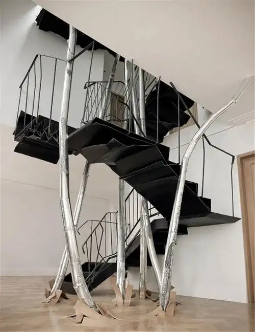 没有扶手的楼梯你敢走吗?明明设计感很强的楼梯,安全性却欠佳