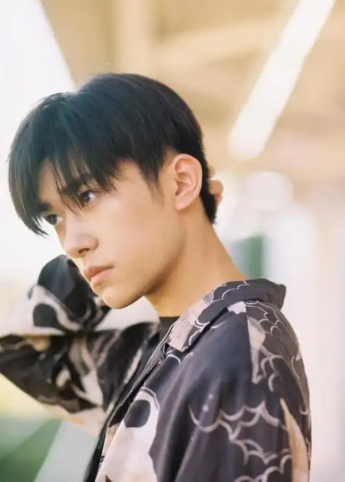 易烊千玺日系写真,暖黄色针织衫复古中分,上演冬日恋歌 zt