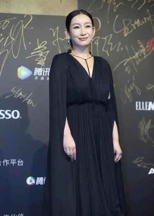 原创秦海璐逃过了中年危机穿着黑色巫婆装也很飒爽长相够大气