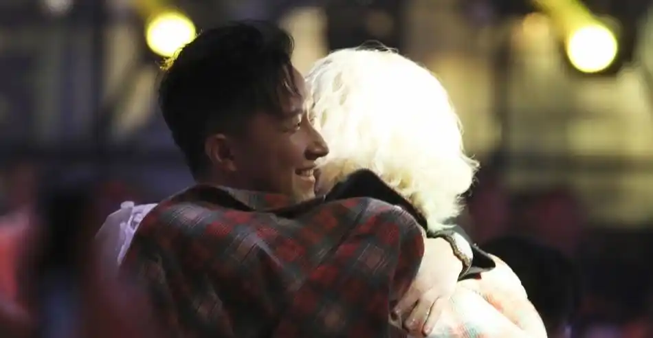 韩庚与希澈睽违10年再度同框!台下相见拥抱惹哭庚澈饭!