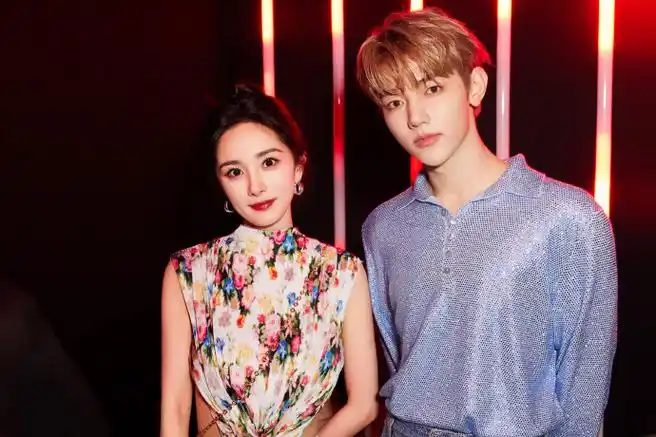 杨幂loewe罗意威全球品牌代言人##杨幂更新合照