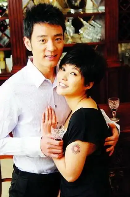 郝蕾疑深夜醉酒当街撒娇搂脖抱男友秀恩爱男方身高腿长颜值高