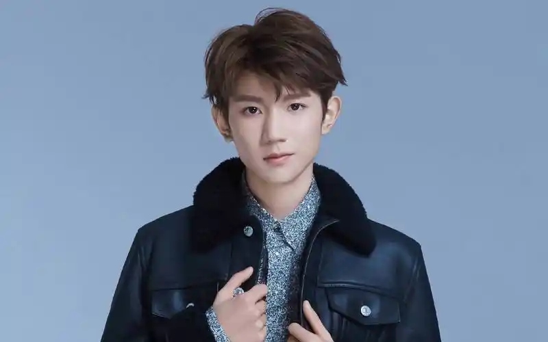 王源回国"肿胀"亮相,引发恋情和"生图诈骗"争议_明星_网友_事业