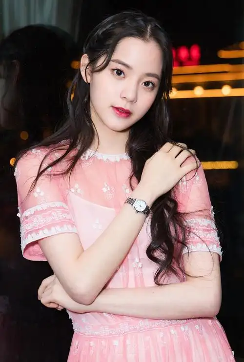 欧阳娜娜粉裙艳丽写真图片