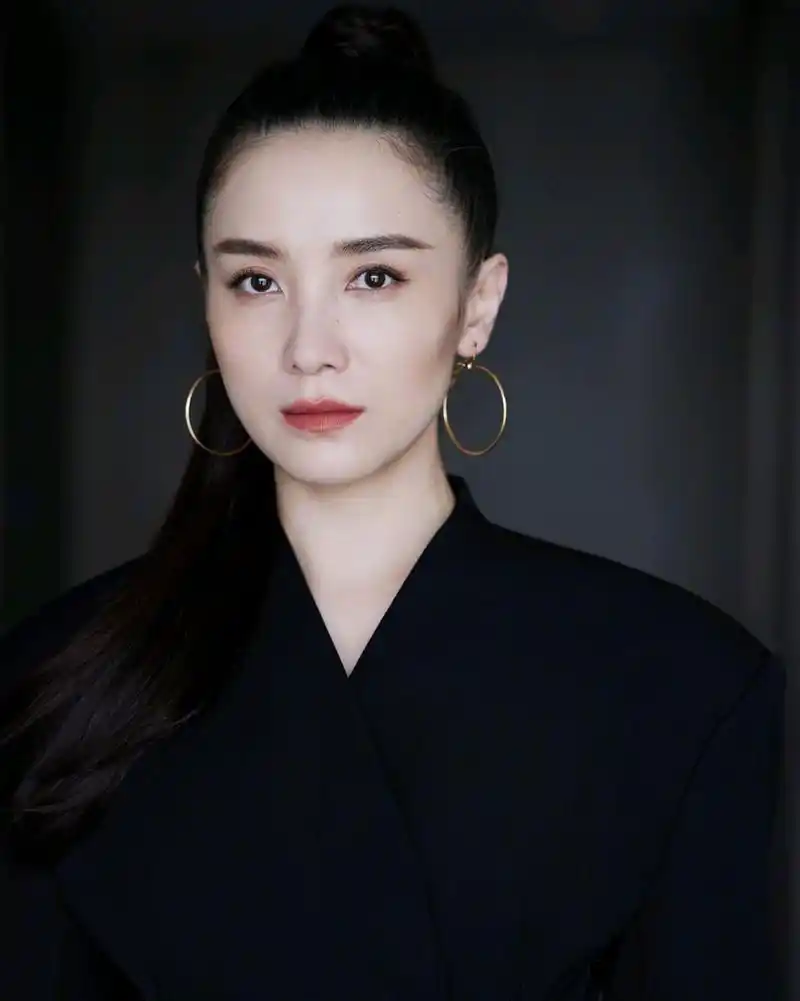 宋佳写真美图:美丽大方,优雅干练