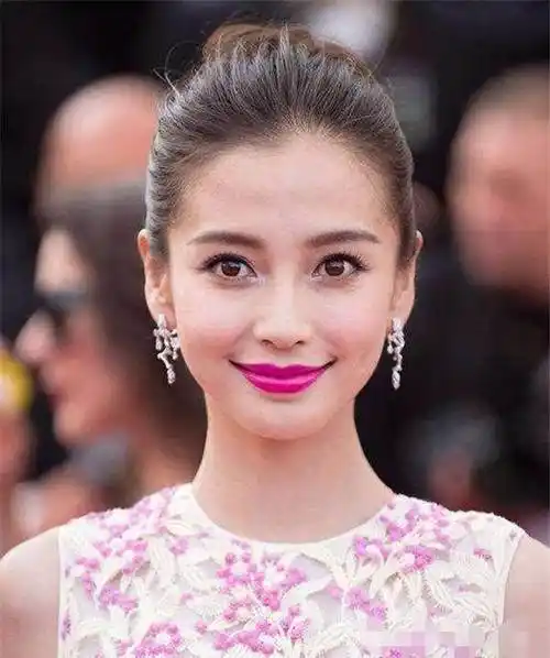 商业活动中,angelababy也喜欢穿粉红色的衣服.