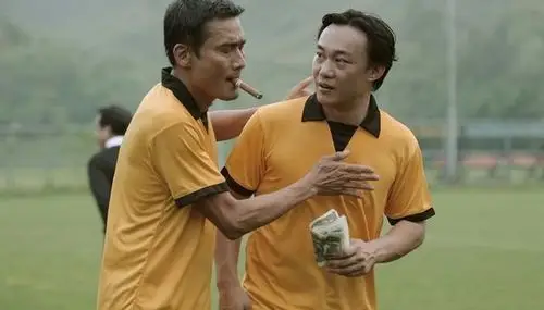 向华强还在《五亿探长雷洛传之父子情仇》里饰演了另一位总华探长蓝刚