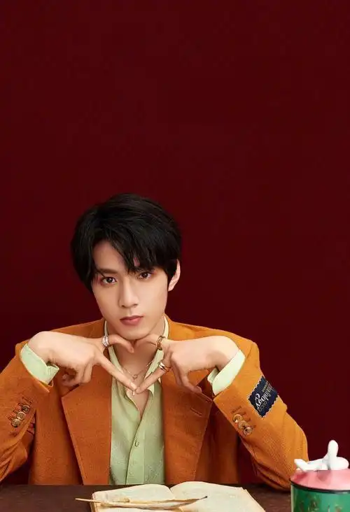 刘耀文出镜古驰link to love珠宝大片 优越男童也能轻松驾驭怼脸拍