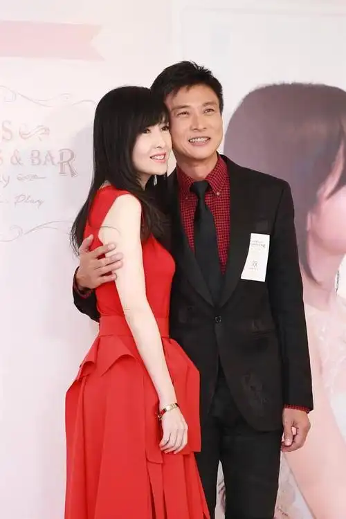 周慧敏感谢倪震再度否认离婚结婚15年大赞倪震是好好先生