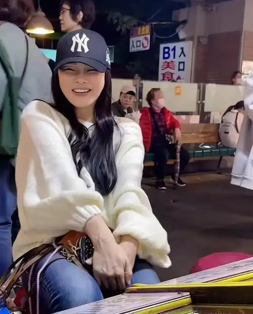 伊能静在台北街头与小米粒悠闲演绎亲子时光最近,伊能静从上海回到了