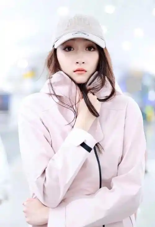 关晓彤杭州机场到达粉色冲锋衣满满青春味大眼睛美得炯炯有神