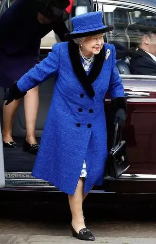 英女王伊丽莎白二世穿海蓝色刺绣大衣完美展示了皇室时尚魅力