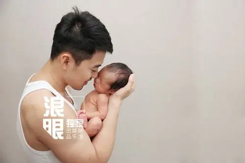 独家:黄英曹帅爱子满月 小九儿萌照首度曝光_高清图集_新浪网