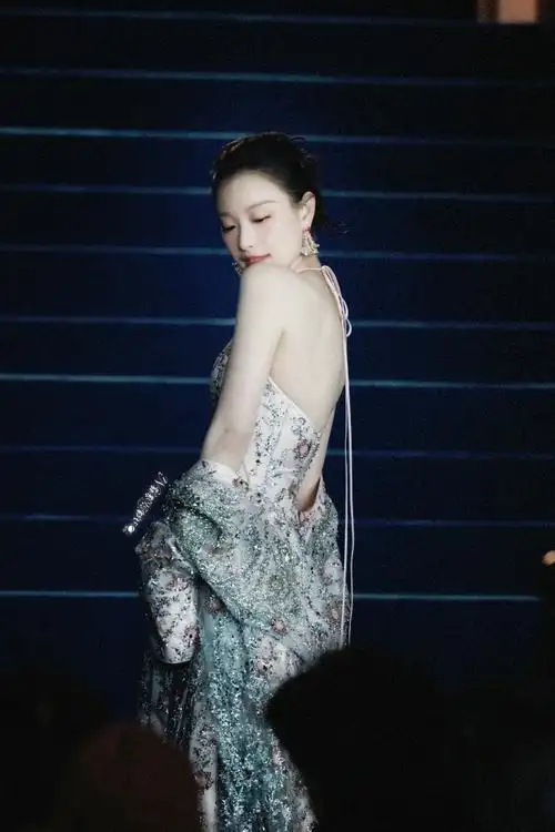 倪妮银色亮片裙