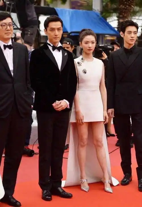 胡歌万茜携手走红毯,经典黑白装配一脸,桂纶镁一袭撞色裙更吸睛_造型