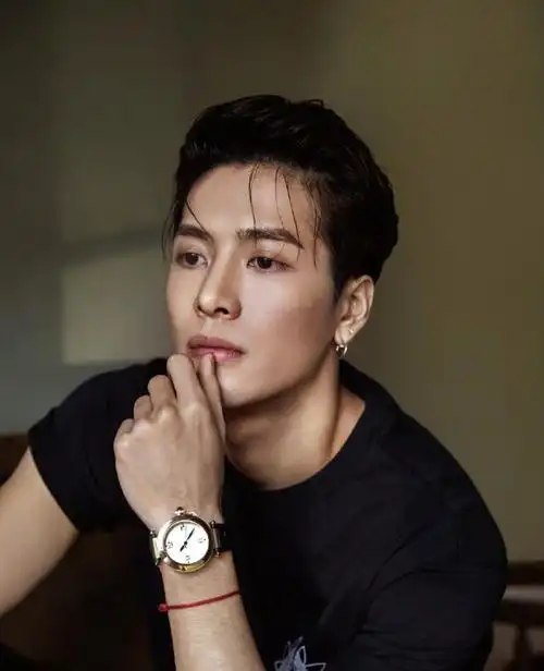 王嘉尔侧背发型,五官也太精致了?这直勾勾的眼神我爱了_腾讯新闻