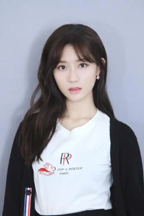 曾被《创造101》淘汰,今穿针织开衫配小飞猪内搭,美到骨子里