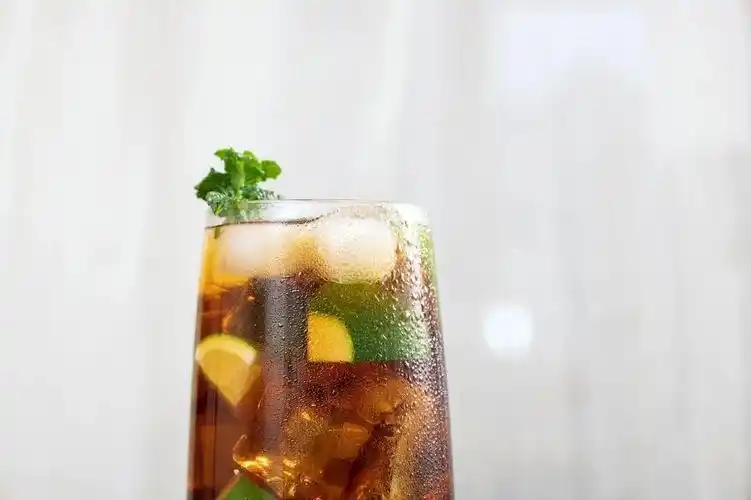 康师傅的冰红茶,配料表里排名第二位的就是白砂糖,喝下一瓶 500 毫升