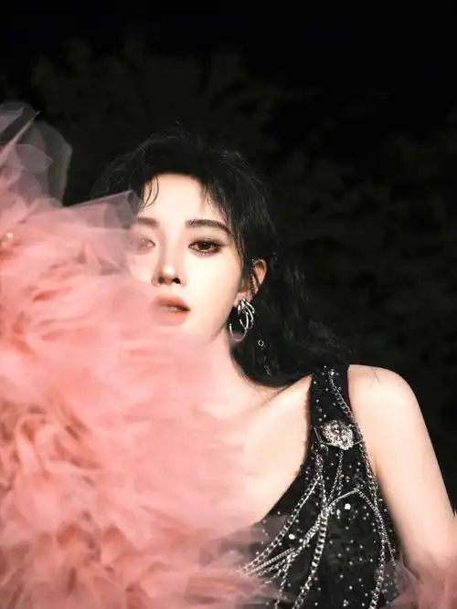 换了一种风格的鞠婧祎颓废拽姐