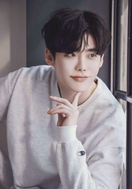 西装男神李钟硕火遍中国,笑起来一口灿烂的大白牙,带新剧来了哦