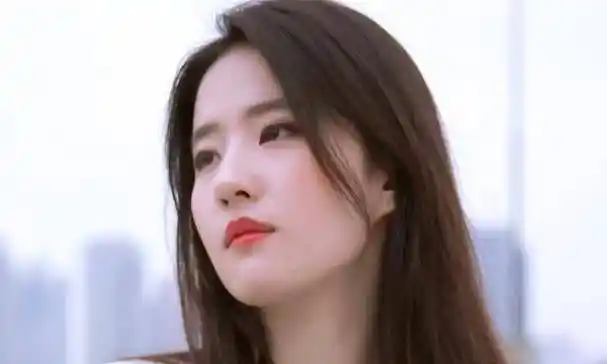 刘亦菲19岁跳舞照被曝光样貌清纯可爱伴舞都成了大人物