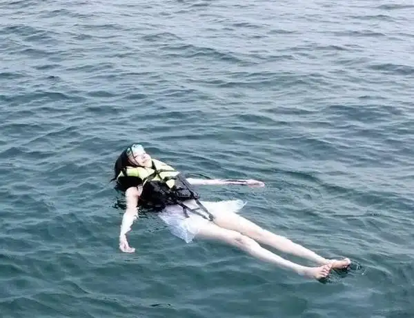 原创身材堪比超模倪妮不惧裸身水下拍大片这腿不是一般人能比的