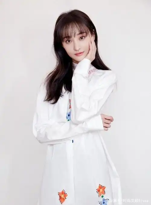 郑爽终于换风格,穿16985刺绣裙少女感溢出,美成18岁"楚雨荨"