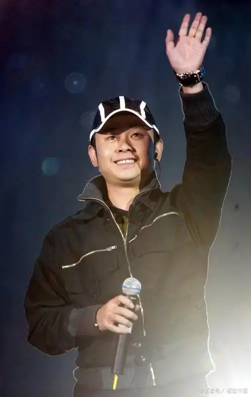 与此同时,刀郎宣布退圈的消息仍在耳边回响,让人不禁思考起这两位艺人